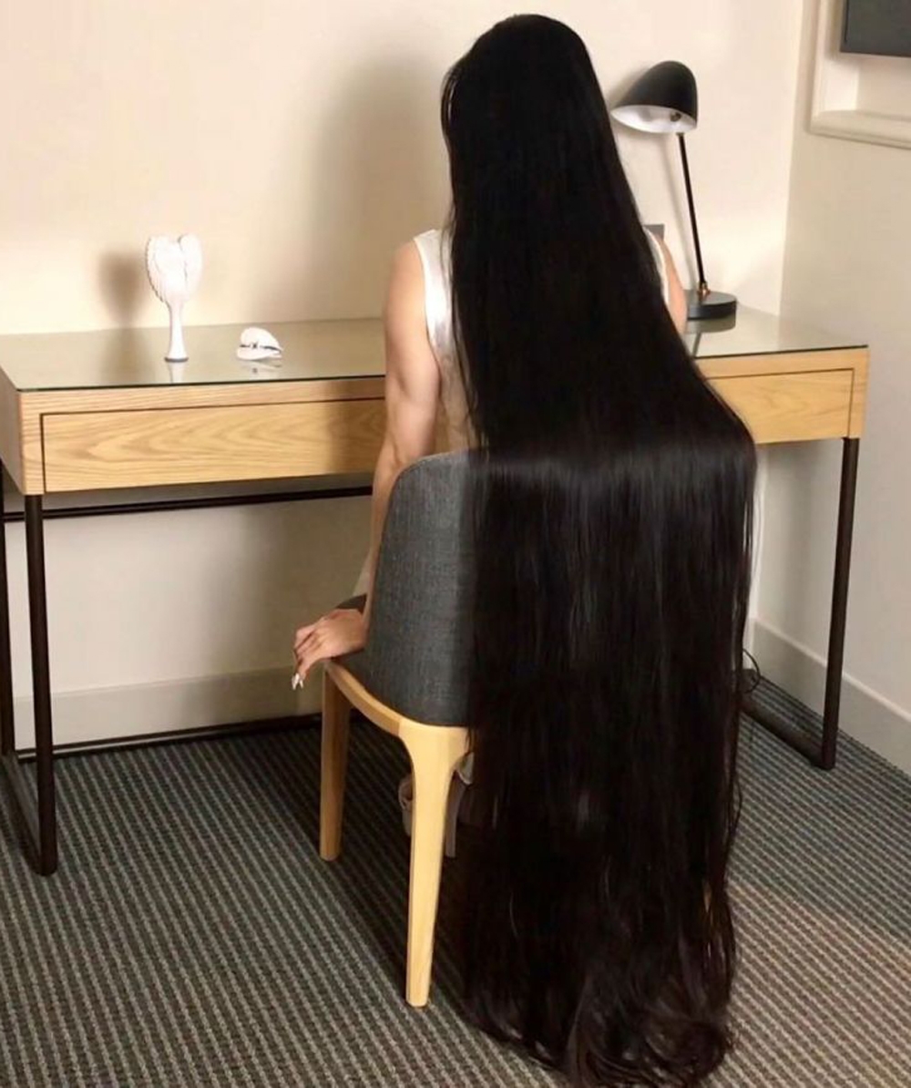 Đến khi trưởng thành, Rin Kambe quyết định nuôi tóc dài và coi đó là "vũ khí" để thể hiện bản thân.