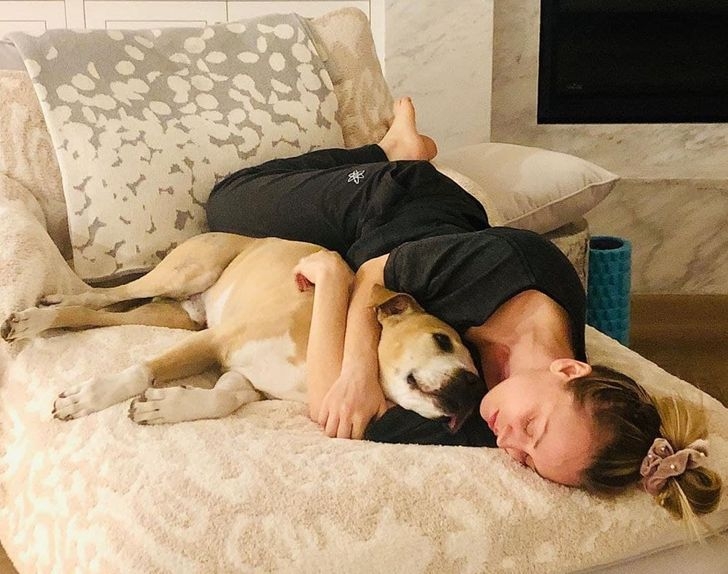 Phút giây êm đềm của Kaley Cuoco và chú chó Norman.