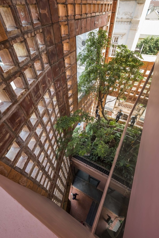 Với tổng diện tích 740 m2, ngôi nhà gạch gốm có hệ thống thông gió 3 lớp: lớp tường gạch gốm, lớp cây xanh và lớp cửa kính.