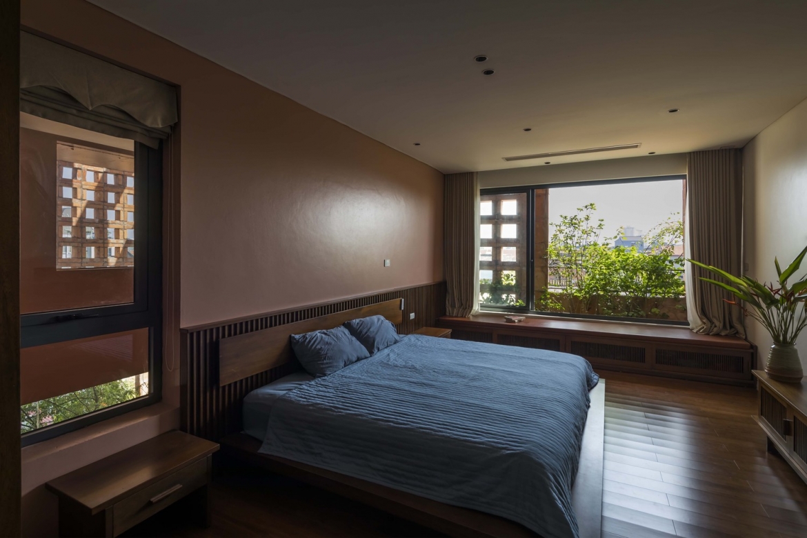 Ngôi nhà không chỉ là không gian sống của một gia đình 3 thế hệ mà còn là showroom kinh doanh đồ gốm của gia đình.