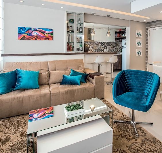 Khơi gợi cảm hứng bằng việc kết hợp vỏ gối và chiếc ghế sofa trong phòng khách để không gian màu sắc trung tính không còn bị nhàm chán