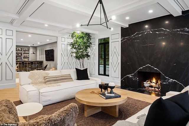 Với diện tích hơn 2000 m2, căn biệt thự gồm 5 phòng ngủ và 7 phòng tắm. 