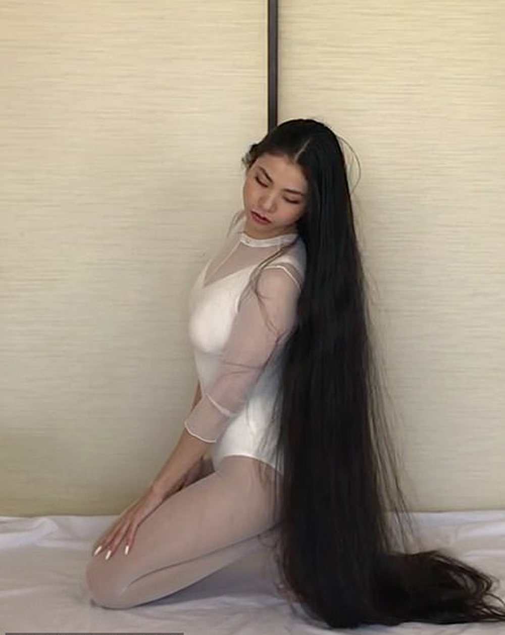 Mặc dù mái tóc dài đôi khi gây ra những bất lợi trong sính hoạt hàng ngày như bị mắc khi thay quần áo, đi lại,... nhưng Rin Kambe vẫn kiên quyết giữ mái tóc dài của mình.