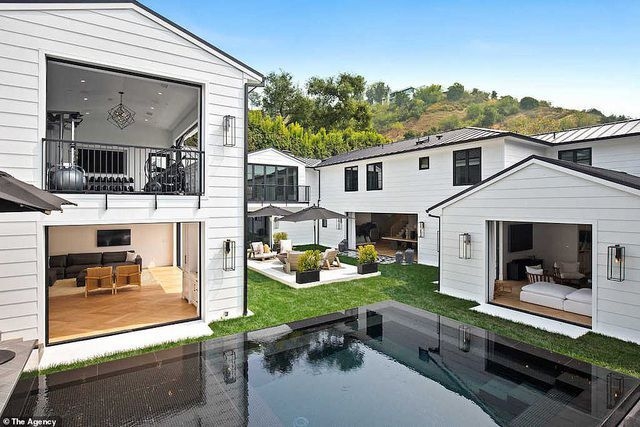 Căn biệt thự nằm bên một sườn dốc phía trên Beverly Hills nhìn ra hẻm núi Coldwater.