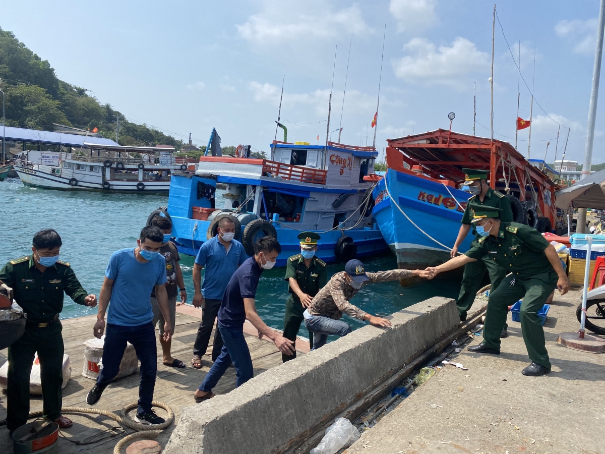 Các đối tượng vượt biên trái phép được đưa vào cảng để xử lý theo quy định.