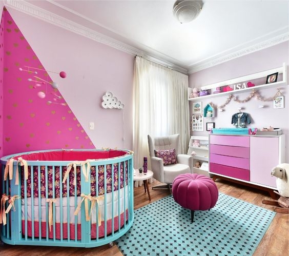 Kết hợp thêm những màu sắc tươi tắn để làm không gian sáng và bắt mắt hơn cho phòng của con trẻ.
