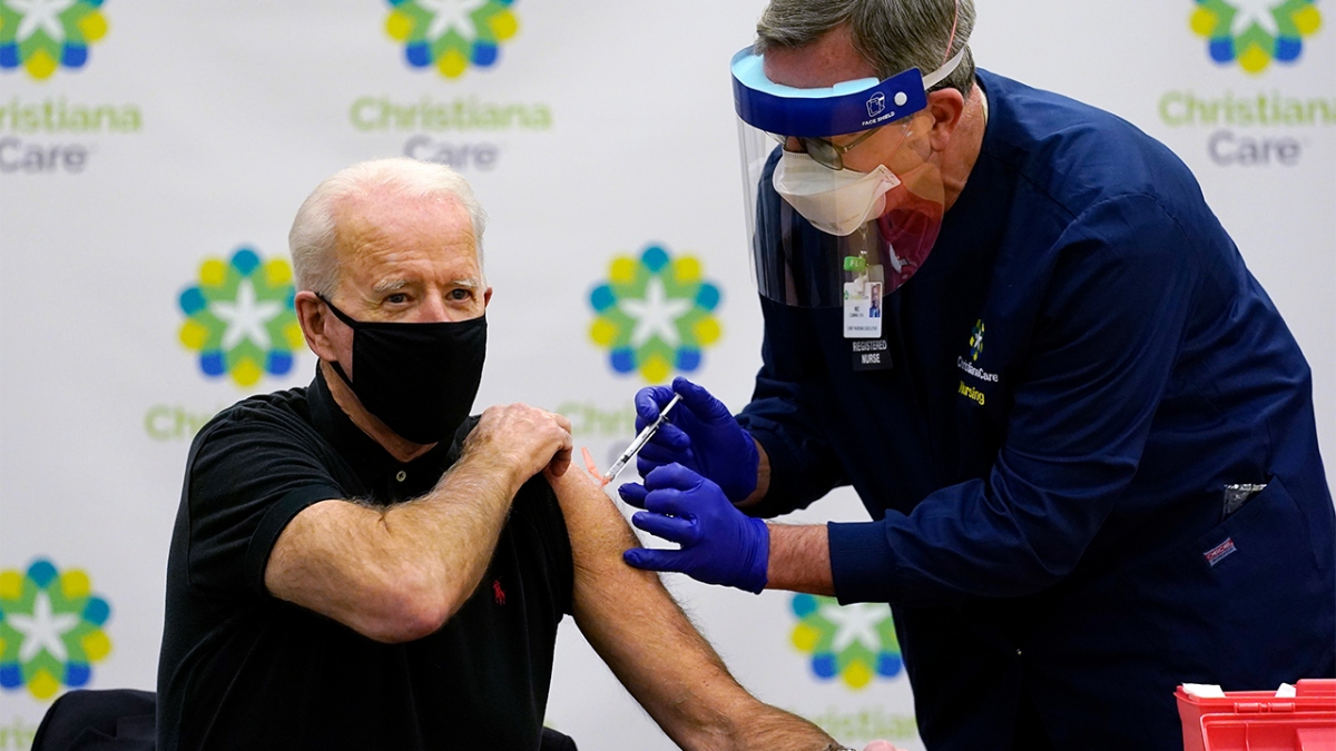 Ông Biden tiêm vaccine Covid-19. (Ảnh: AP)