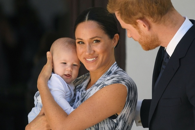 Bé Archie bên bố mẹ là công tước và nữ công tước xứ Sussex. Ảnh: The Oprah Magazine.