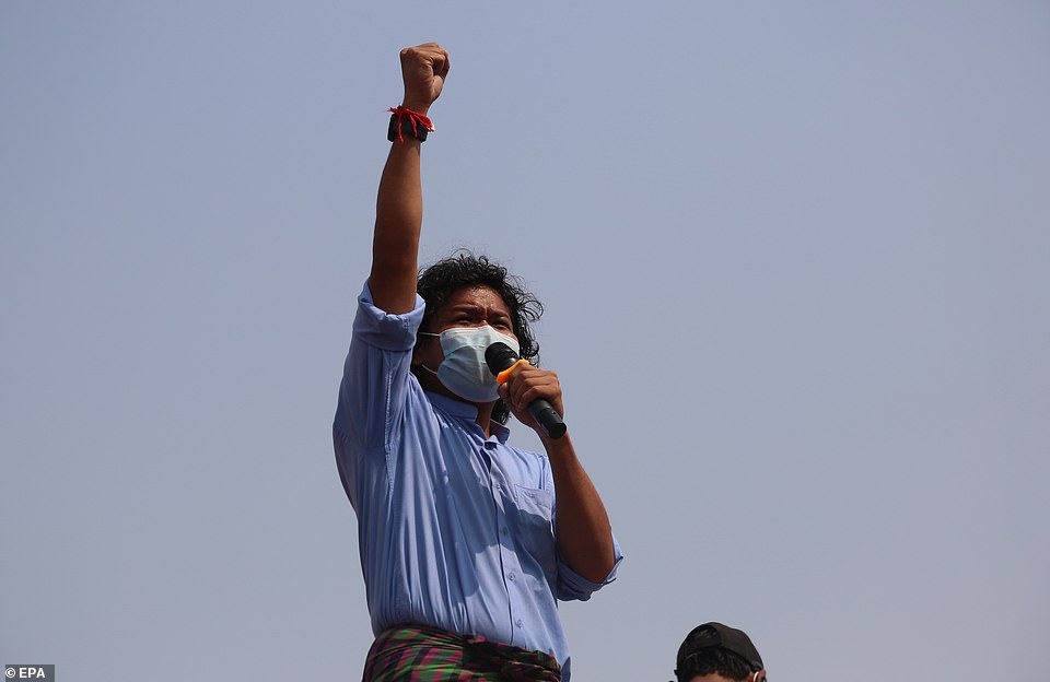 Phần kêu gọi qua micro của phe biểu tình.