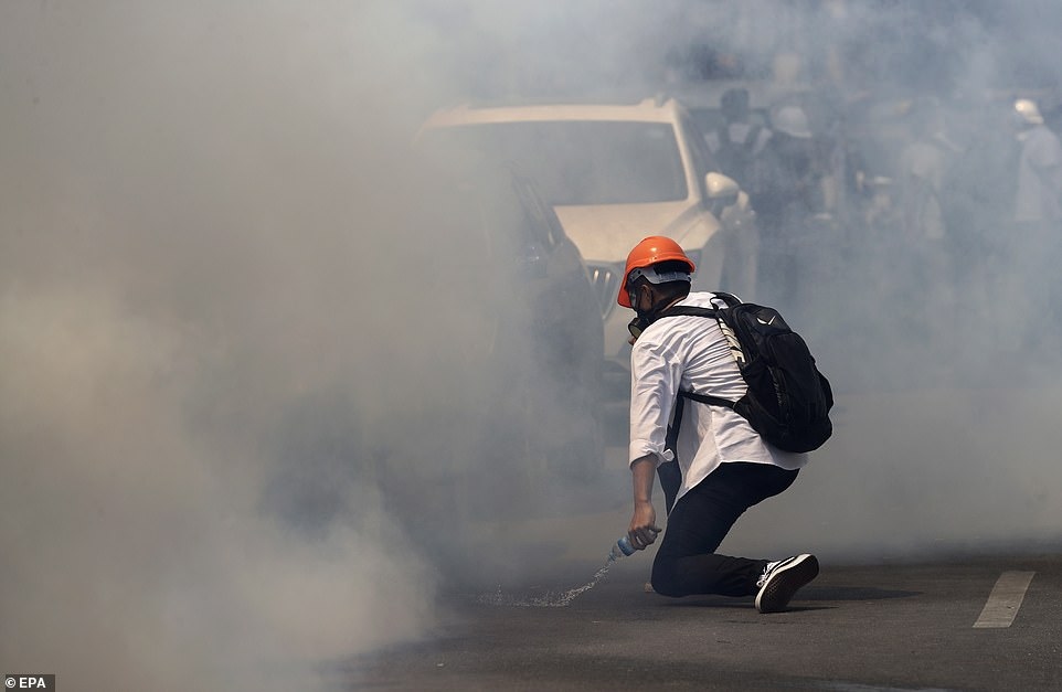 Dùng nước để dập bình phun hơi cay.