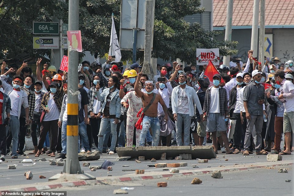 Gạch đá đầy đường phía trước những người biểu tình.