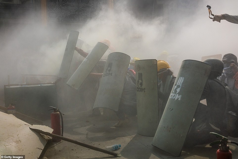 Các tấm lá chắn tự chế của người biểu tình.