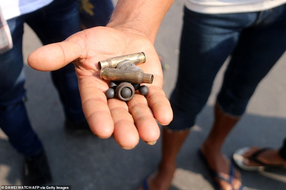 Vỏ đạn và đầu đạn hình bi thu được tại hiện trường biểu tình.