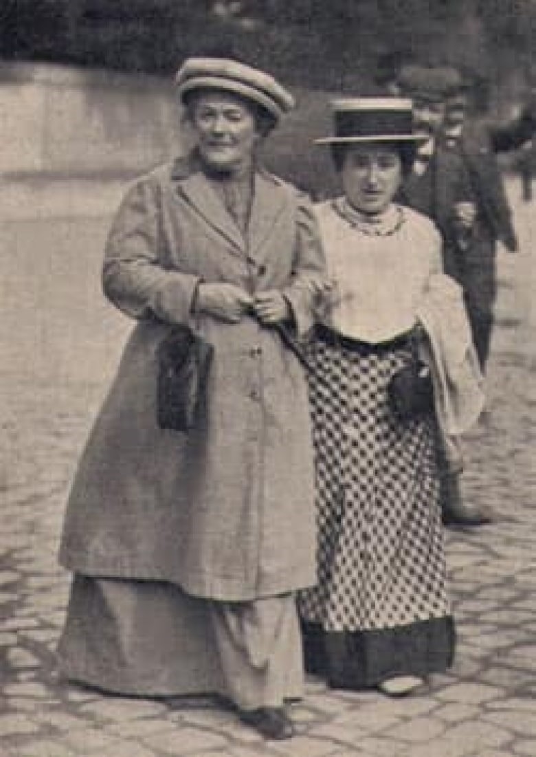 Clara Zetkin (trái) và Rosa Luxemburg.