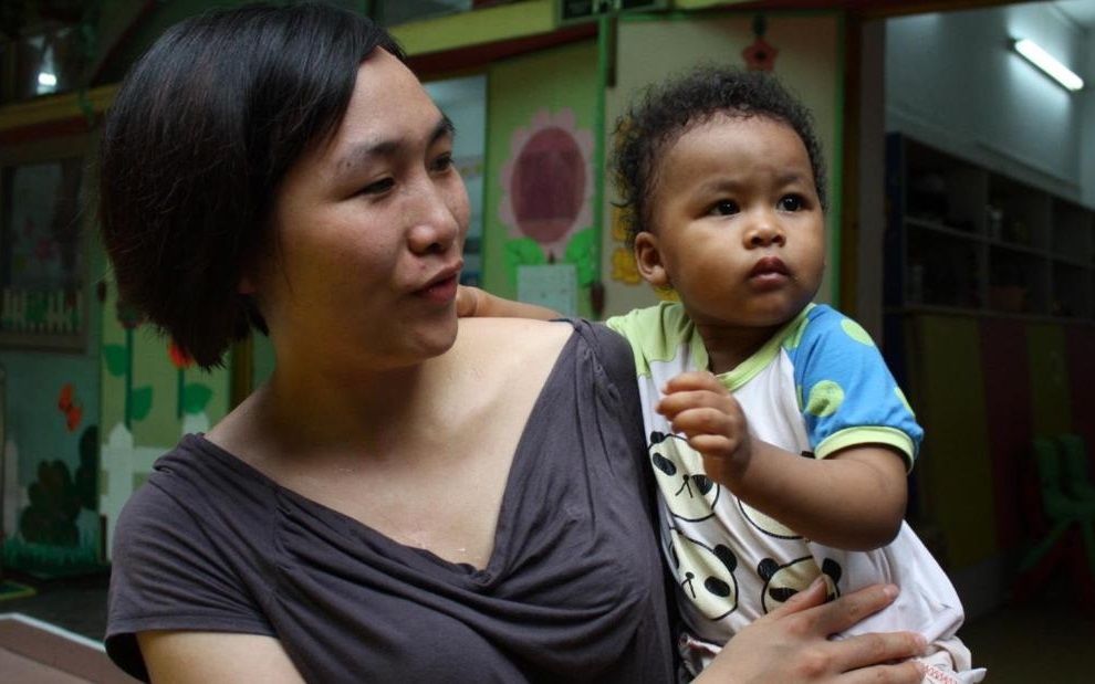 Một phụ nữ Trung Quốc và đứa con lai châu Phi. Ảnh: Jenni Marsh.