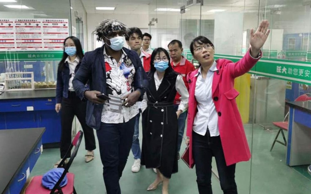 Doanh nhân người Phi, Pak Chukwuonye Chike, làm ăn với các đối tác Trung Quốc giữa mùa dịch Covid-19. Ảnh: Pak Chukwuonye Chike.