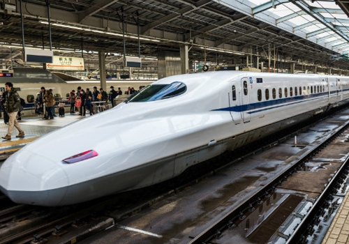 Nếu có tàu tốc độ cao Bắc Nam sử dụng công nghệ giống tàu Shinkanshen ở Nhật Bản thì chỉ mất 6 tiếng từ Hà Nội vào TP.HCM, tương đương với thời gian di chuyển lên sân bay, làm thủ tục và bay vào TP.HCM cũng mất 5 tiếng như hiện nay.