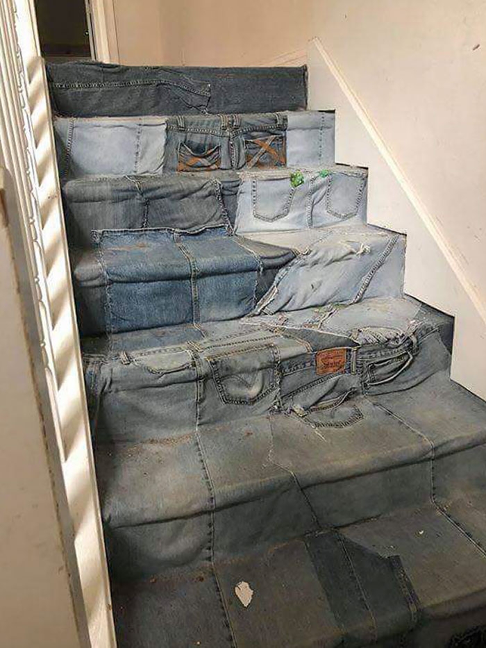 Cầu thang chế tạo từ quần jeans.