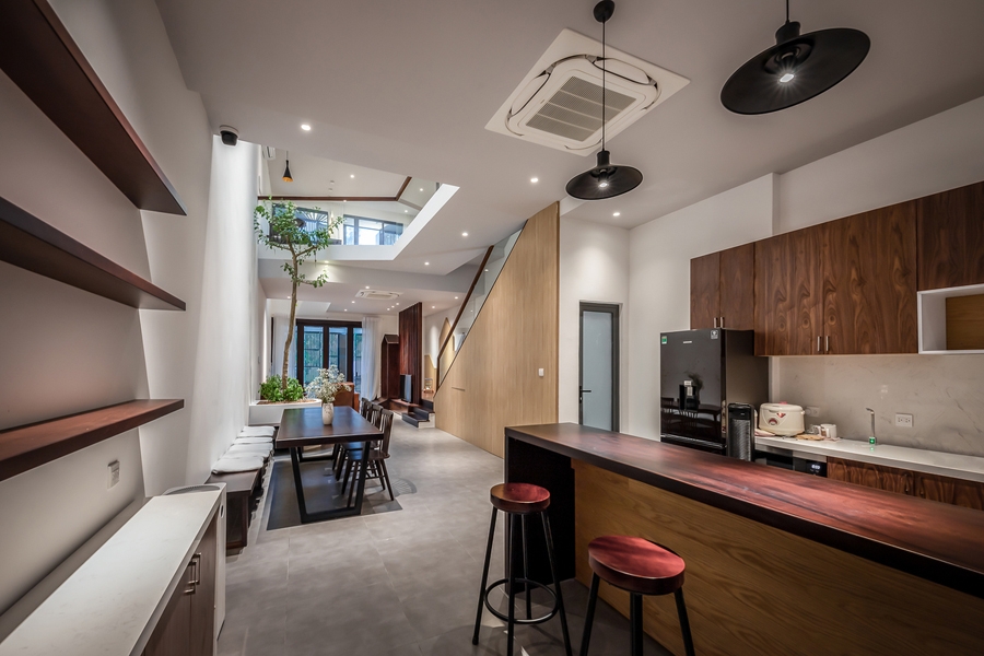 Khu vực bếp nấu nằm phía sau nhà, được thiết kế với quầy bar quây gọn lại tạo nên sự kín đáo nhất định.
