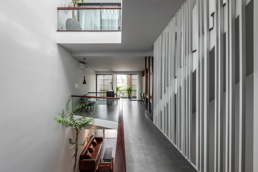 Tầng 2 bố trí phòng ngủ của ông bà và phòng học tập, làm việc, sinh hoạt chung. Giếng trời đóng vai trò hạt nhân kết nối không gian. Các lối giao thông được tận dụng để thành một mặt bằng chung rộng rãi cho trẻ con vui chơi.