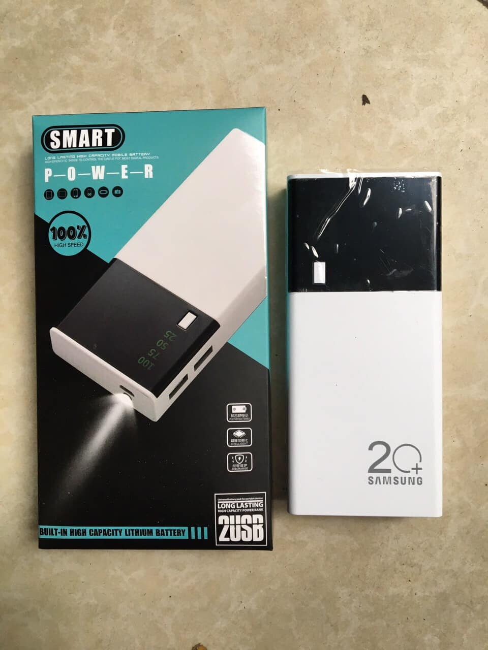 Sản phẩm pin dự phòng có chữ 20+ Samsung trên bề mặt sản phẩm.