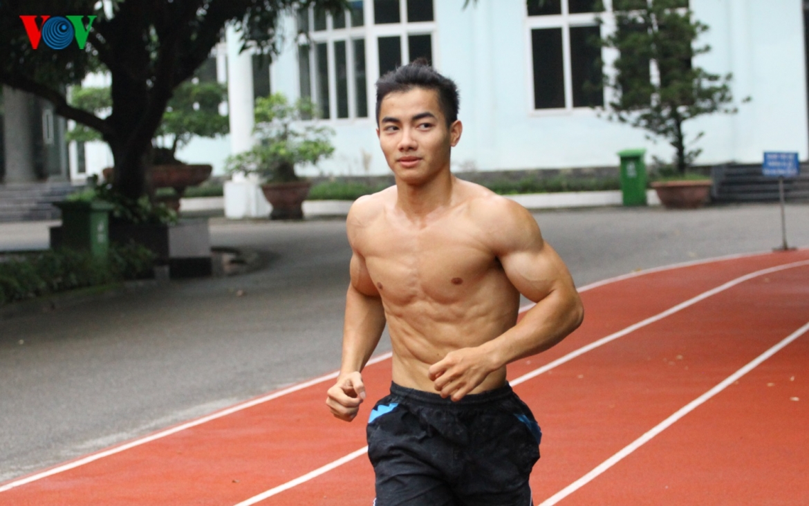 Chàng hot boy của TDDC Việt Nam thuở 18 bẻ gãy sừng trâu với body 6 múi cuồn cuộn. (Ảnh: Trọng Phú).