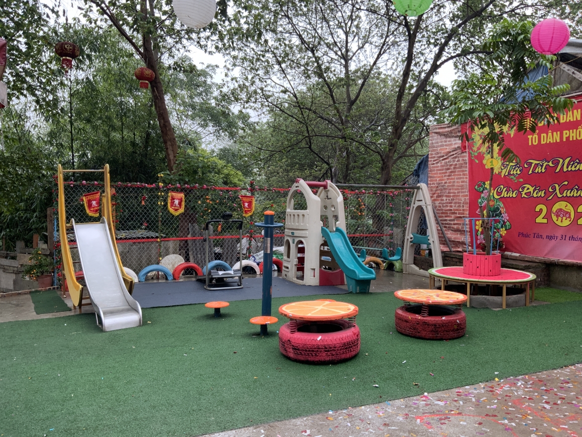 Khu vực sân chơi với các hình hoa quả thân thiện