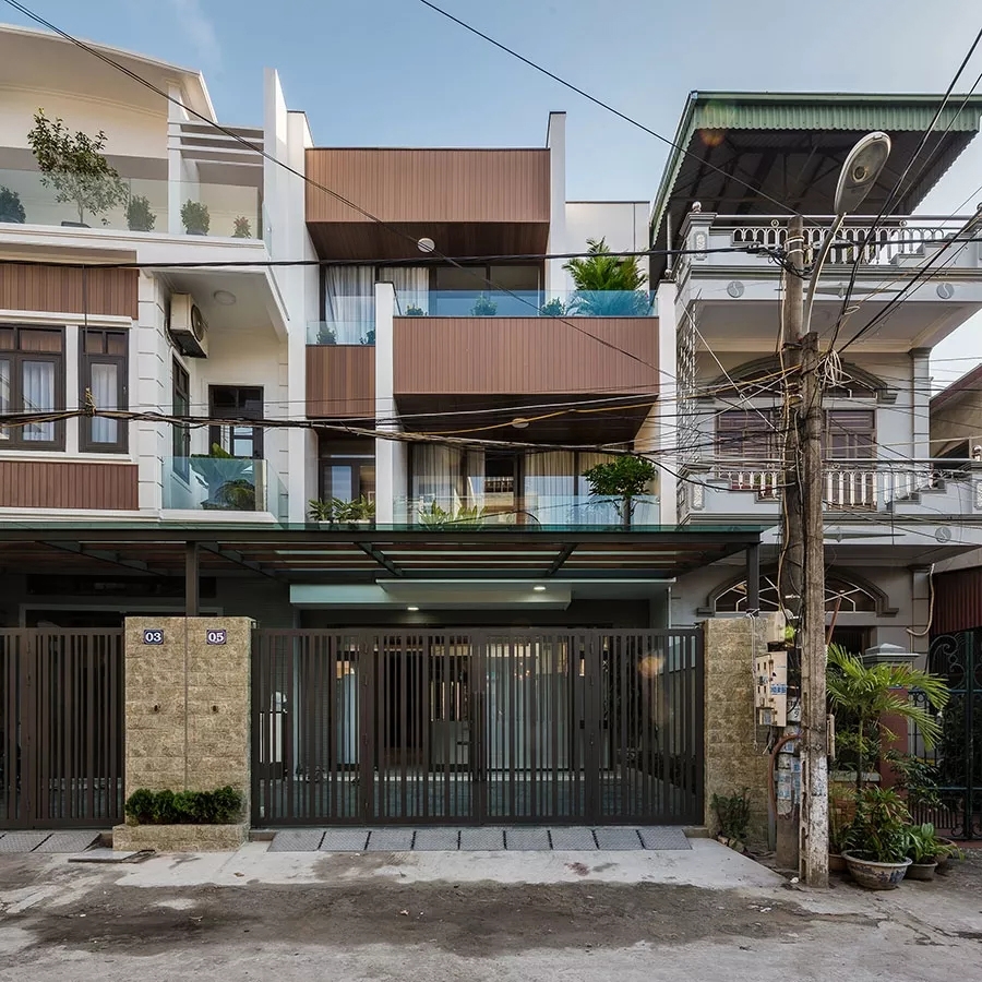 Ngôi nhà quy mô 2,5 tầng, có tổng diện tích sàn 295 m2, được xây dựng trên miếng đất 6,2x19m, trong một con ngõ tại Cẩm Phả, Quảng Ninh. Đây là tổ ấm của một chàng trai trẻ sắp kết hôn. Tận dụng lợi thế nhà hai mặt tiền (lối vào chính hướng Bắc và cửa sau hướng Nam mở ra một cánh đồng), các kiến trúc sư đã thiết kế hệ cửa kính lớn, đóng mở linh hoạt giúp đón nắng, đón gió, lấy sáng vào trong nhà.