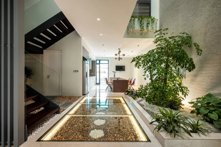 Điểm nhấn trong nhà là khu vực giữa rộng gần 20m2, bao gồm hệ cầu thang nối từ tầng một lên tầng ba, khoảng thông kế bên cầu thang thông suốt từ mái xuống tầng 1.