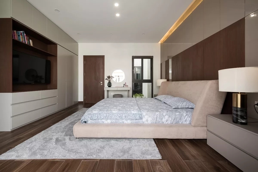Ba phòng ngủ đặt trên tầng hai. Tủ quần áo trong phòng ngủ chính cũng như đa số các hệ tủ khác trong nhà đều được thiết kế âm tường và kịch trần để có cảm giác chúng như được “giấu” đi.
