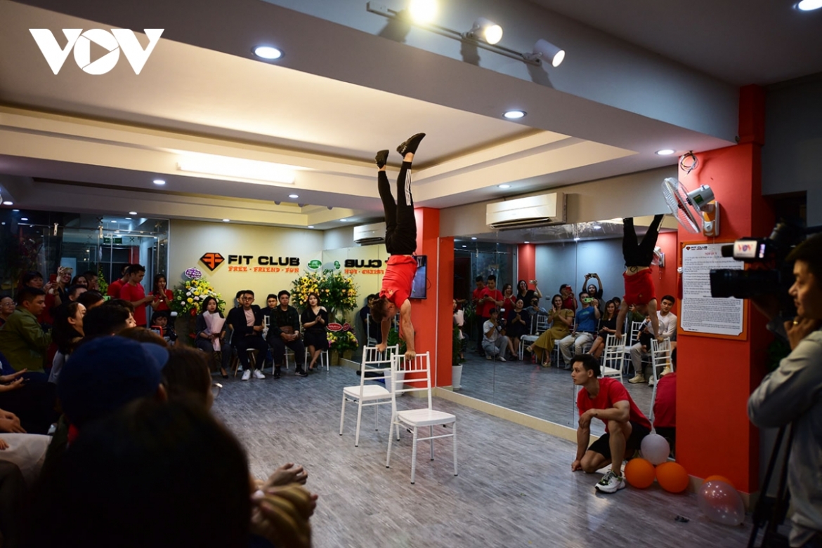 Phước Hưng và màn hand-stand đầy ấn tượng trong ngày ra mắt CLB chăm sóc sức khỏe cộng đồng mà nam thần TDDC Việt Nam cùng bạn bẹ đồng chí hướng thành lập. (Ảnh: Bảo Long).