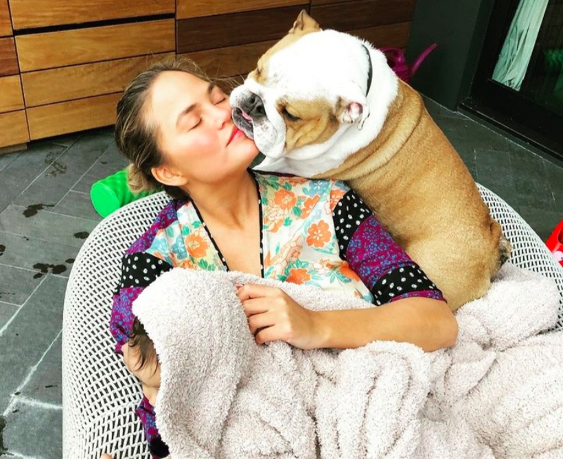 Chrissy Teigen không ngần ngại thể hiện tình cảm với người bạn nhỏ Pablo.