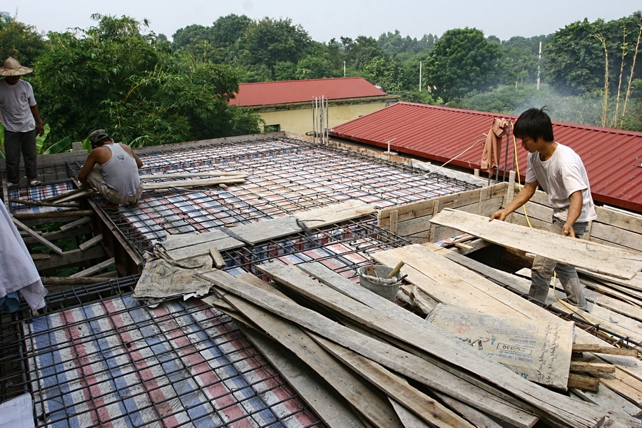 Từ bản thiết kế của kiến trúc sư, để trở thành một công trình, tác phẩm hoàn thiện, nhất thiết phải cần tới vai trò của những nhà thầu thi công, những người thợ.