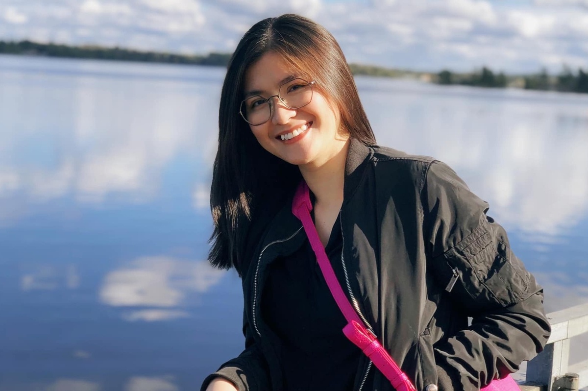 Do một vài thay đổi của cuộc sống, năm 2000, Bích Huyền tạm ngừng đóng phim và ở ẩn. Năm 2012, nữ diễn viên kết hôn với bạn trai người Thụy Điển, hơn cô 10 tuổi. "Sau khi lập gia đình, tôi có em bé nên dành toàn bộ thời gian chăm sóc chồng con, quyết định rời xa showbiz", Bích Huyền chia sẻ.