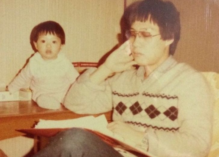 Vừa trông con vừa làm việc.