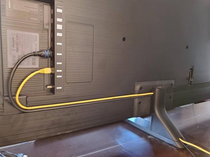 Những chiếc dây cáp sau chiếc tivi được thiết kế gọn gàng.