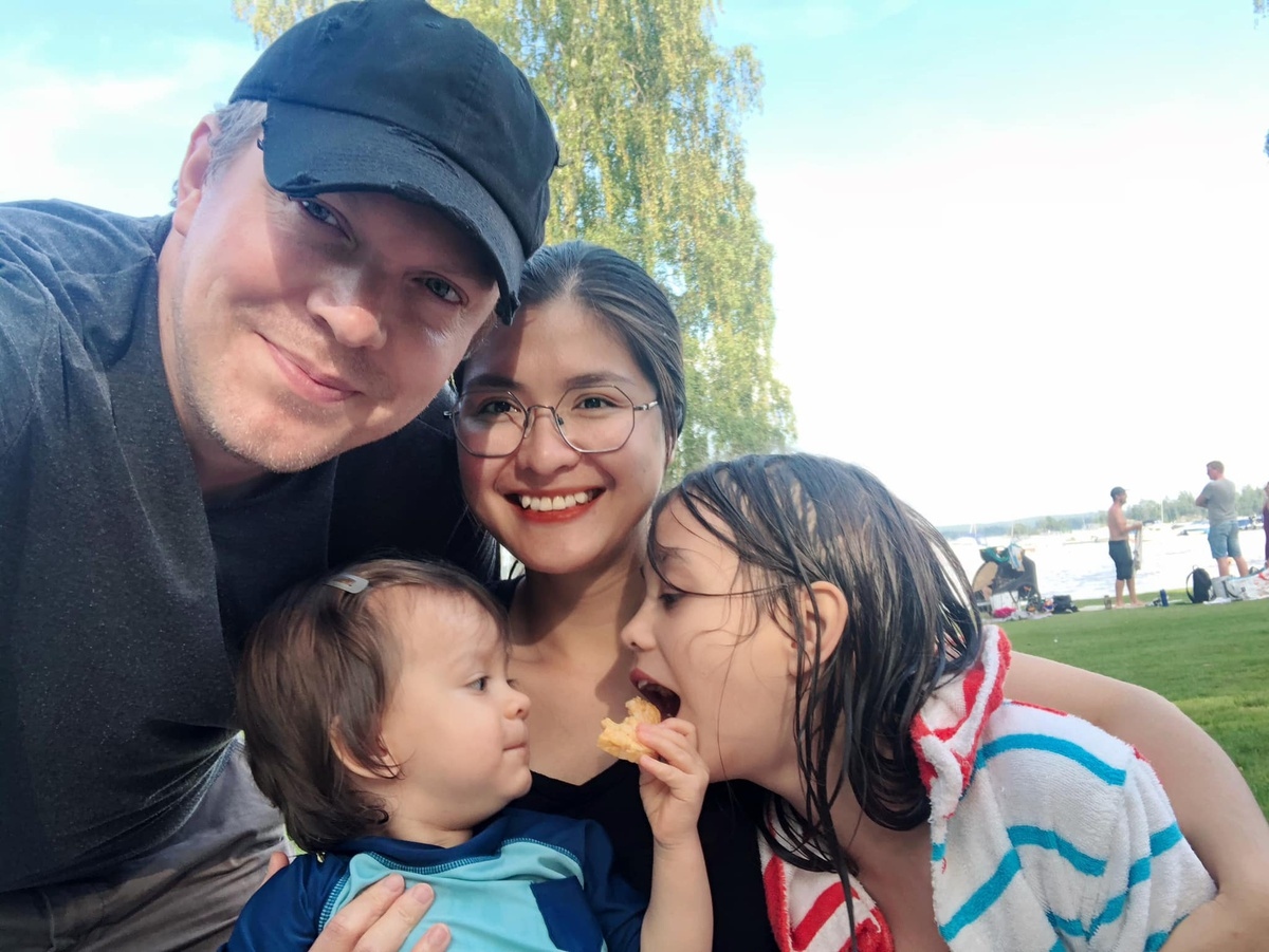 Năm 2018, Bích Huyền chuyển qua Thụy Điển sinh sống để hỗ trợ công việc của chồng và tạo điều kiện tốt hơn cho các con. "Cuộc sống của tôi bình dị và vui vẻ. Phần lớn thời gian tôi chăm sóc gia đình, hai con nhỏ và tu tập bản thân", cô nói. Thời gian tới, Bích Huyền dự định tham gia tổ chức từ thiện phi lợi nhuận.