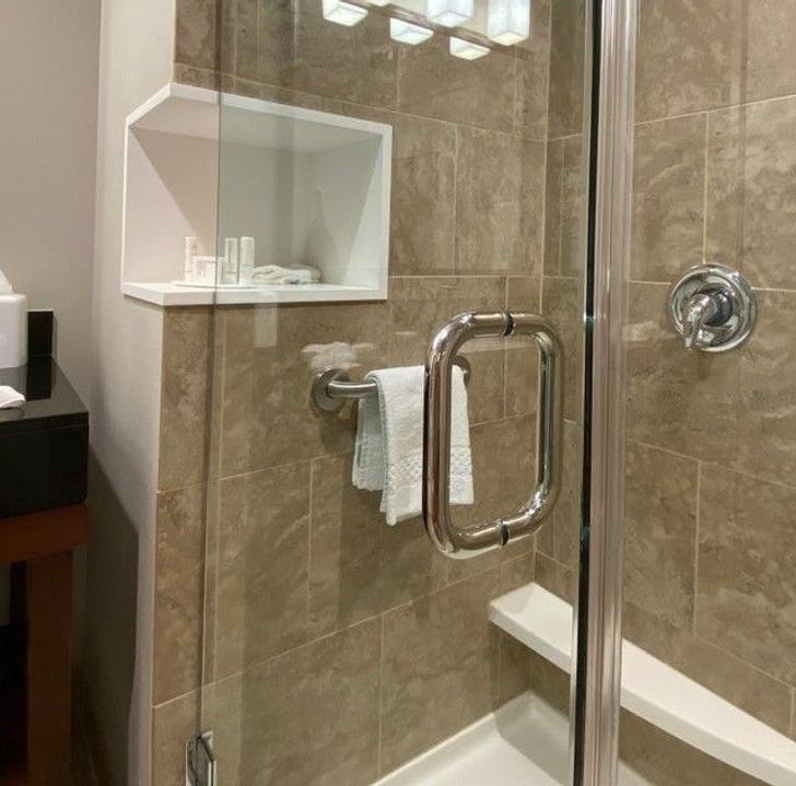Một khách sạn thiết kế giá để đồ vệ sinh cá nhân ở trong và ngoài cabin tắm, giúp khách du lịch dễ dàng sử dụng.