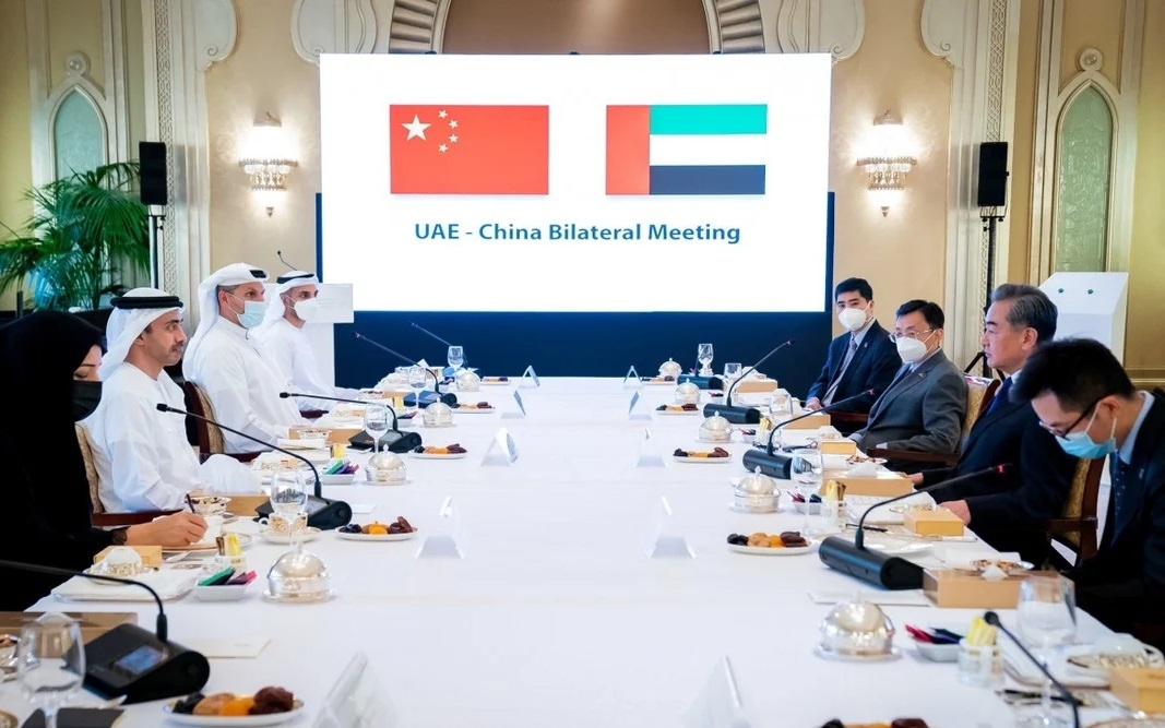 Ngoại trưởng Trung Quốc Vương Nghị (bên phải, không đeo khẩu trang) hội đàm với người đồng cấp UAE. Ảnh: Reuters.