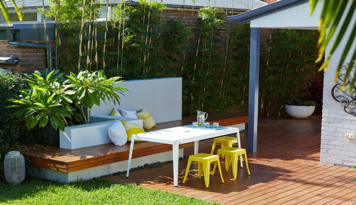 Một góc nhỏ xinh xắn với những chiếc ghế vàng khiến vườn bạn rực rỡ hơn bao giờ hết.