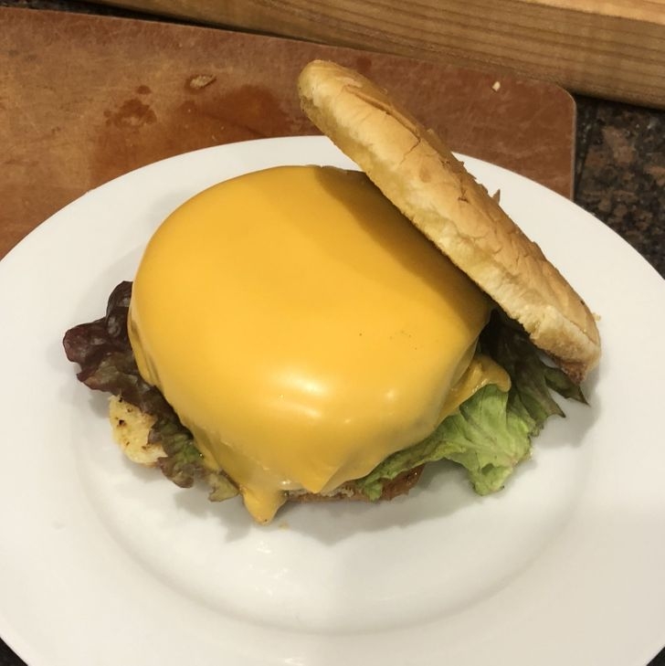 Miếng phô mai phủ hoàn hảo lên chiếc burger.