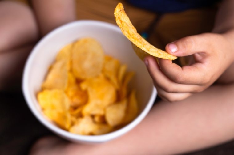 Thức ăn: Ngoài gây mất vệ sinh, việc ăn uống trong phòng ngủ thường đi kèm với các hoạt động khác như xem tivi hay đọc sách, khiến bạn không tập trung vào việc ăn, từ đó dẫn đến ăn quá độ hoặc khó tiêu. Ăn trước khi đi ngủ cũng là một trong những nguyên nhân gây mất ngủ.