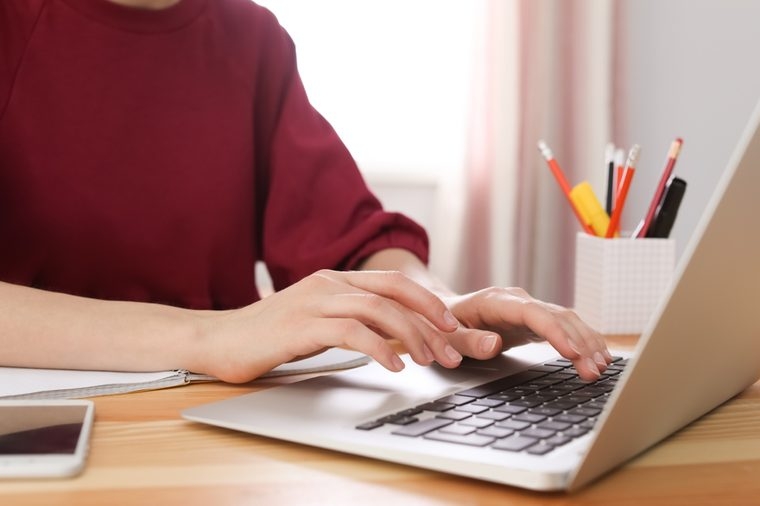 Bàn làm việc: Tốt nhất là bạn không nên để những thứ liên quan đến công việc trong phòng ngủ. Hẳn là chẳng ai muốn nơi nghỉ ngơi thư giãn của mình lại dính dáng đến những công việc bộn bề gây áp lực thường ngày.