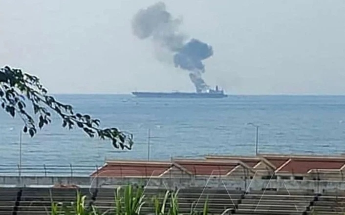 Một tàu biển của Iran bốc cháy. Ảnh minh họa: SANA.