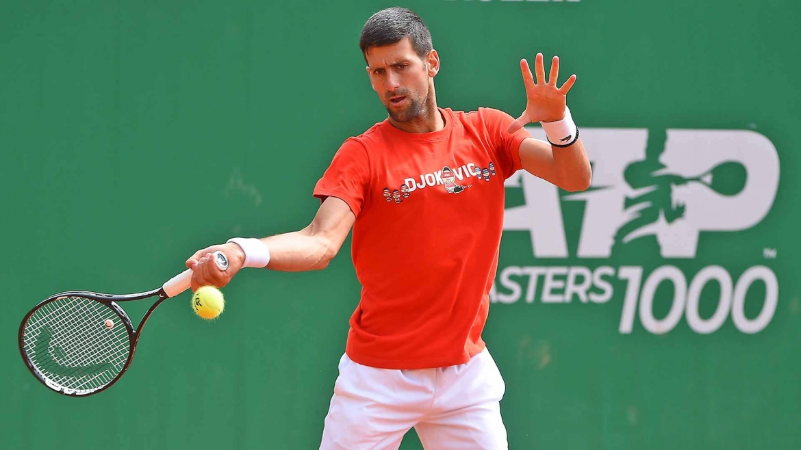 Djokovic tâp luyện chuẩn bị cho ngày tranh tài ở Monte Carlo Masters 2021. (Ảnh:ATP).