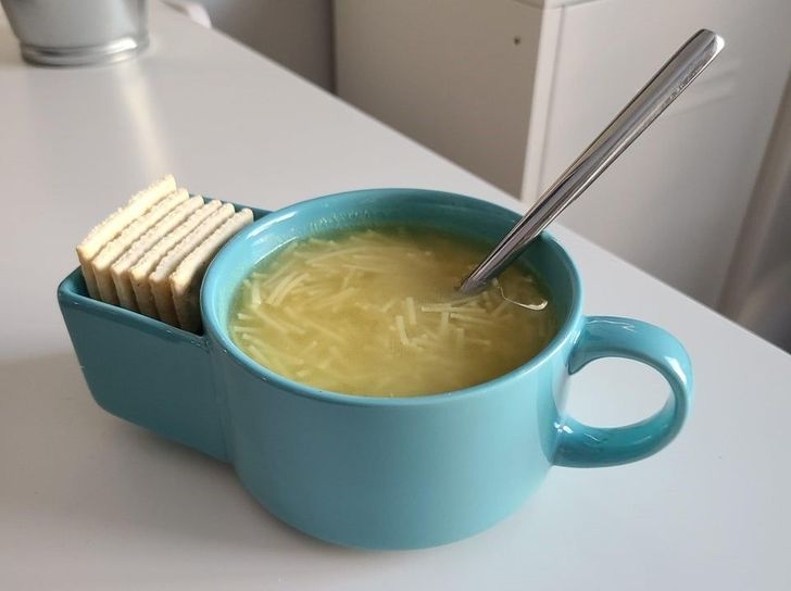 Cốc có ngăn đựng bánh quy, tiện cả đôi đường.