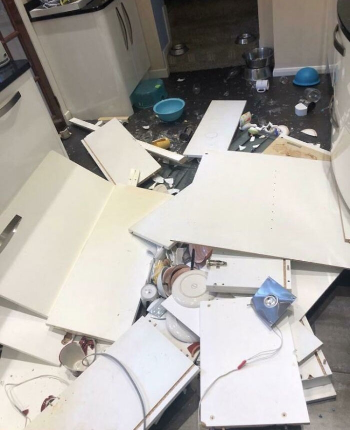 3 giờ sáng và tủ bếp nhà tôi bị rơi.