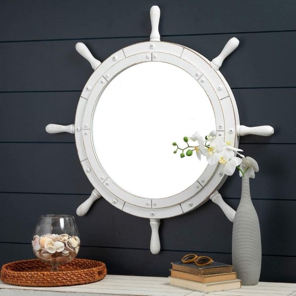Chiếc gương này lại lấy cảm hứng từ bánh lái tàu, màu trắng của gỗ khiến ta gợi nhớ đến những vùng biển đầy nắng gió xa xôi.