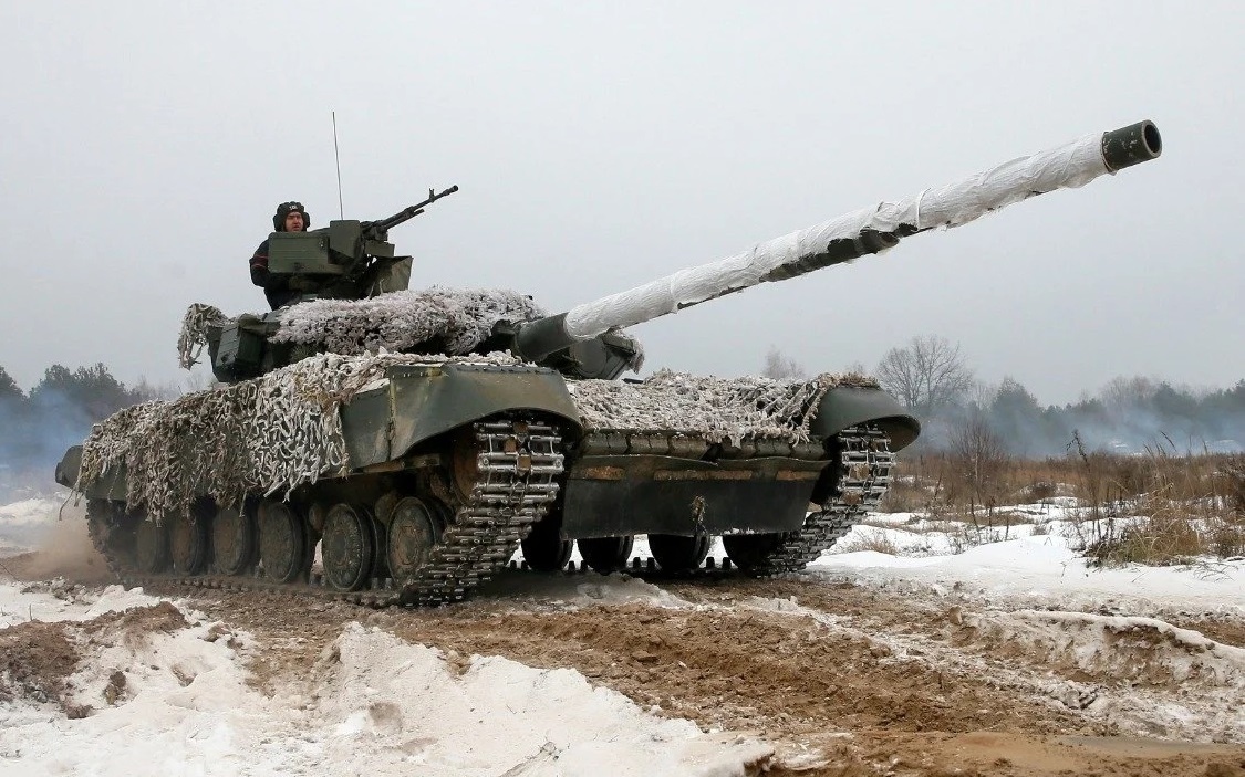 Một chiếc xe tăng của Ukraine trên thao trường. Ảnh: Reuters.