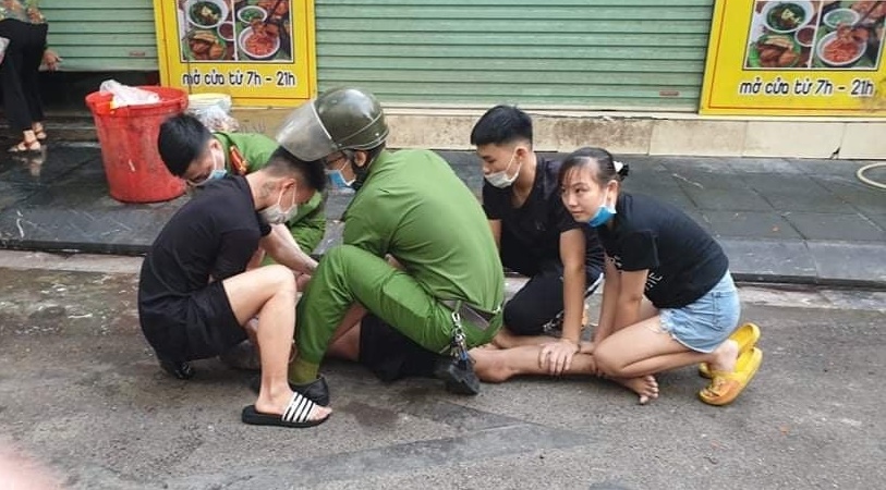 Người dân phối hợp với lực lượng chức năng khống chế đối tượng